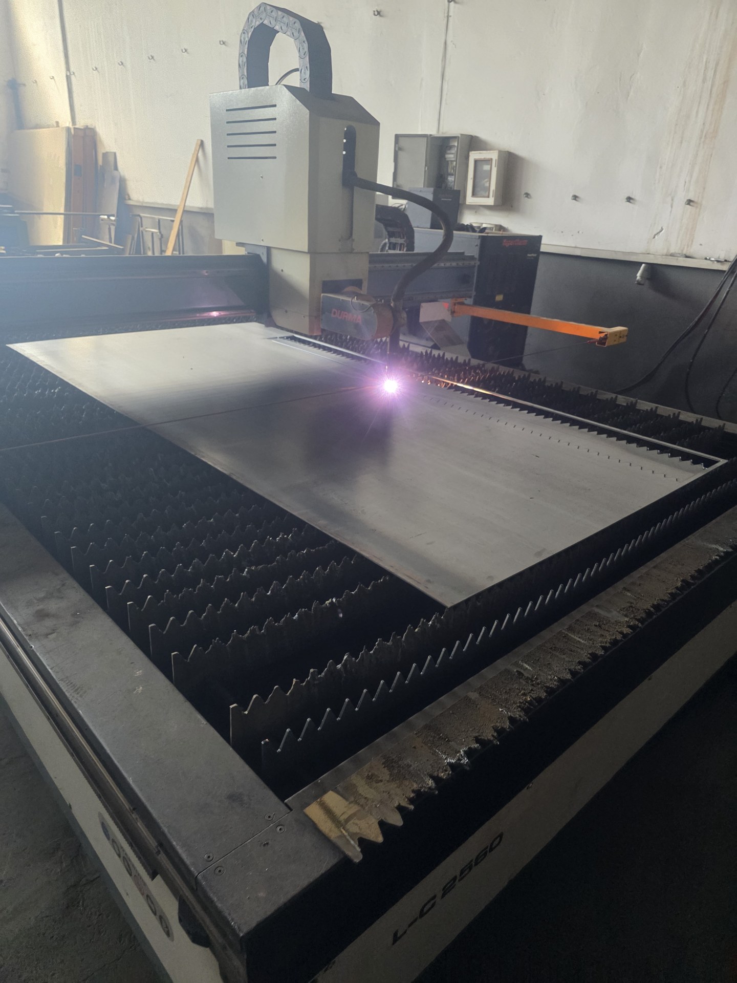 DURMA CNC plazma u procesu rezanja lima
